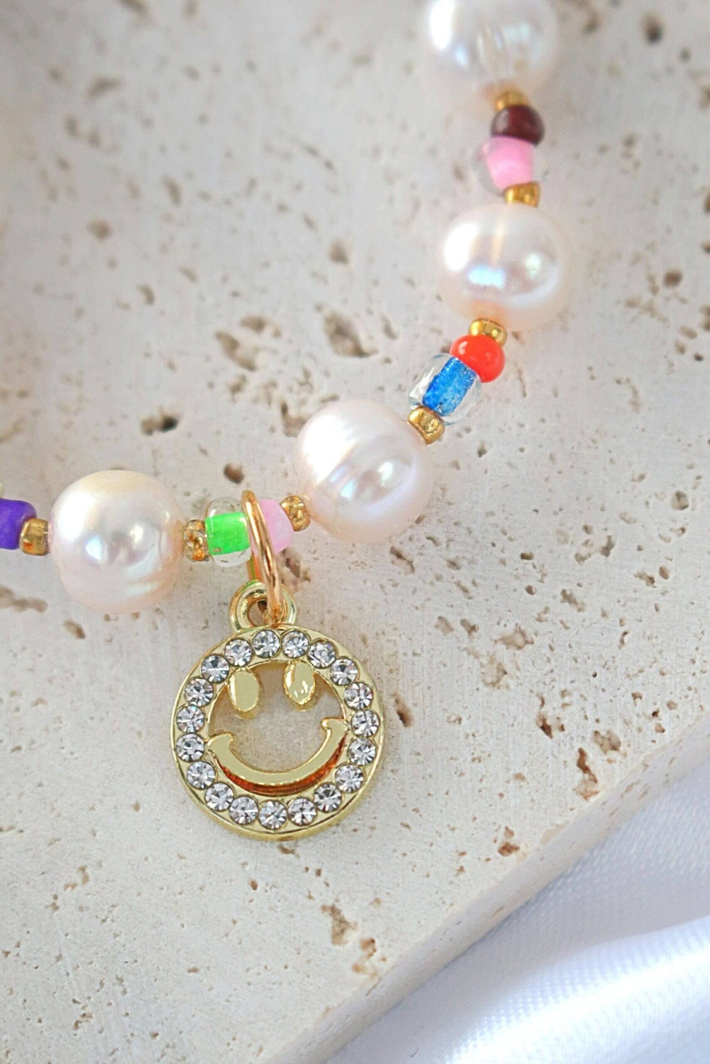 24-Karaatin Kullattu Makenvedenhelmikaulakoru Hymiöriipus - Divine Dulcet