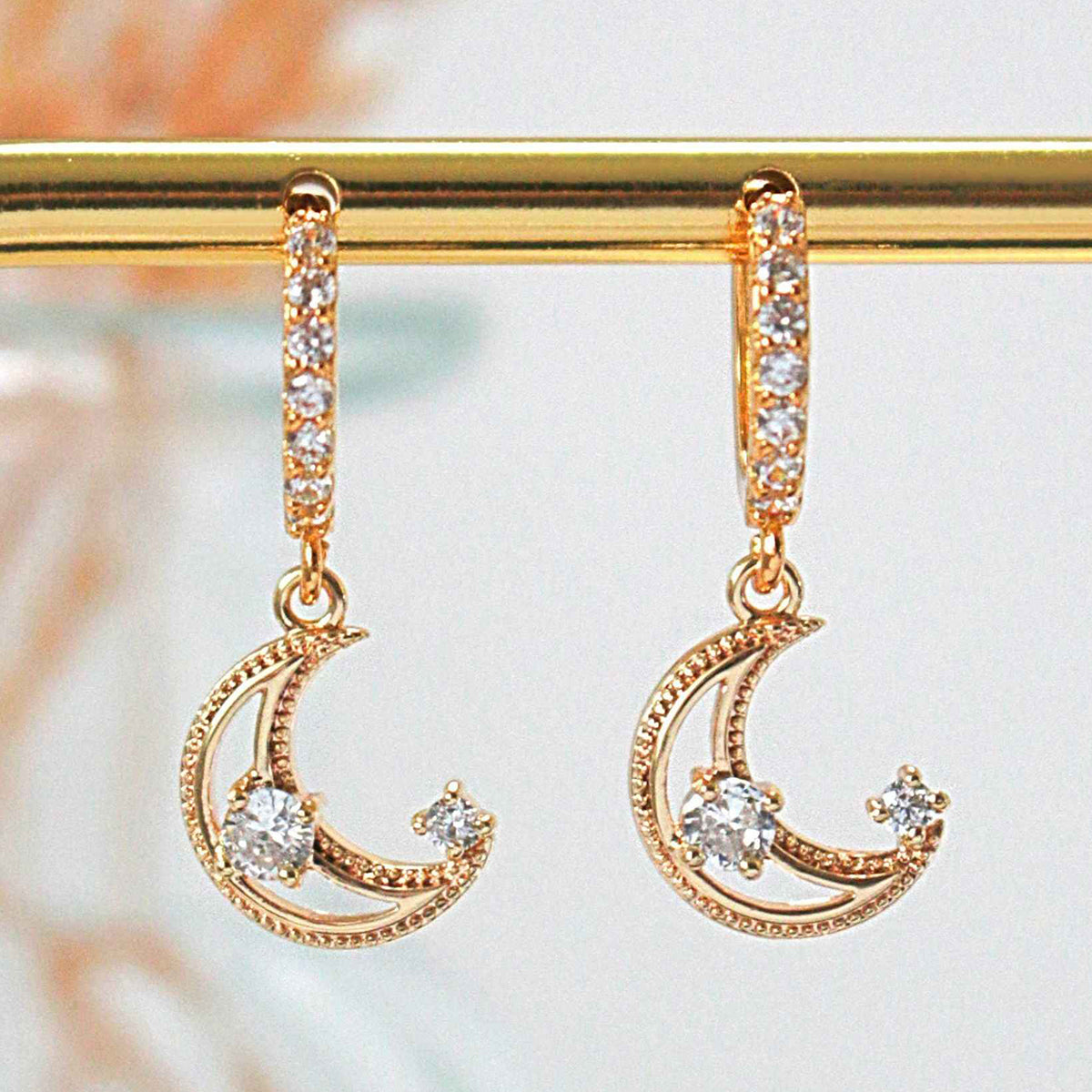 24K Guldpläterade Cubic Zirconia Hängande Månörhängen - Divine Dulcet
