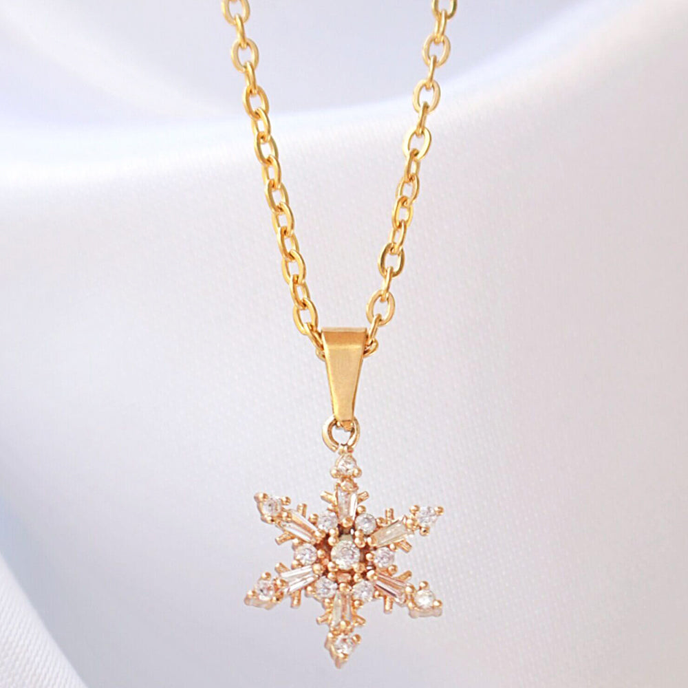 24-K Kullattu Lumihiutalekaulakoru Cubic Zirconia Kivillä - Divine Dulcet