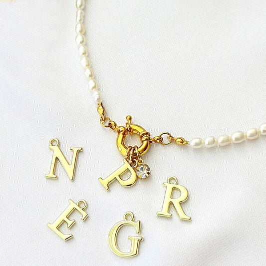24-K Kullattu Makeanvedenhelmi Nimikirjainkaulakoru - Divine Dulcet