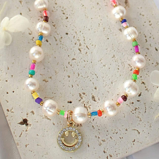 24-Karaatin Kullattu Makenvedenhelmikaulakoru Hymiöriipus - Divine Dulcet