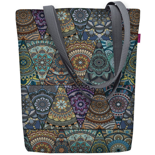 Jasmine on mandalakuvioilla koristeltu olkalaukku. Shopperin tausta on täynnä kolmiota, joiden sisälle on sijoitettu geometrisia mandalakuvioita.