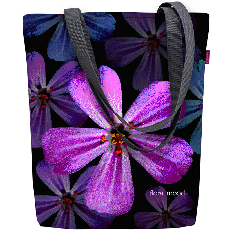 Floral Mood tarkoittaa suomeksi kukkaistunnelma ja sitä tässä shopperissa riittää. Kauniilla mustalla pohjalla violetteja teräväpiirtokukkia.