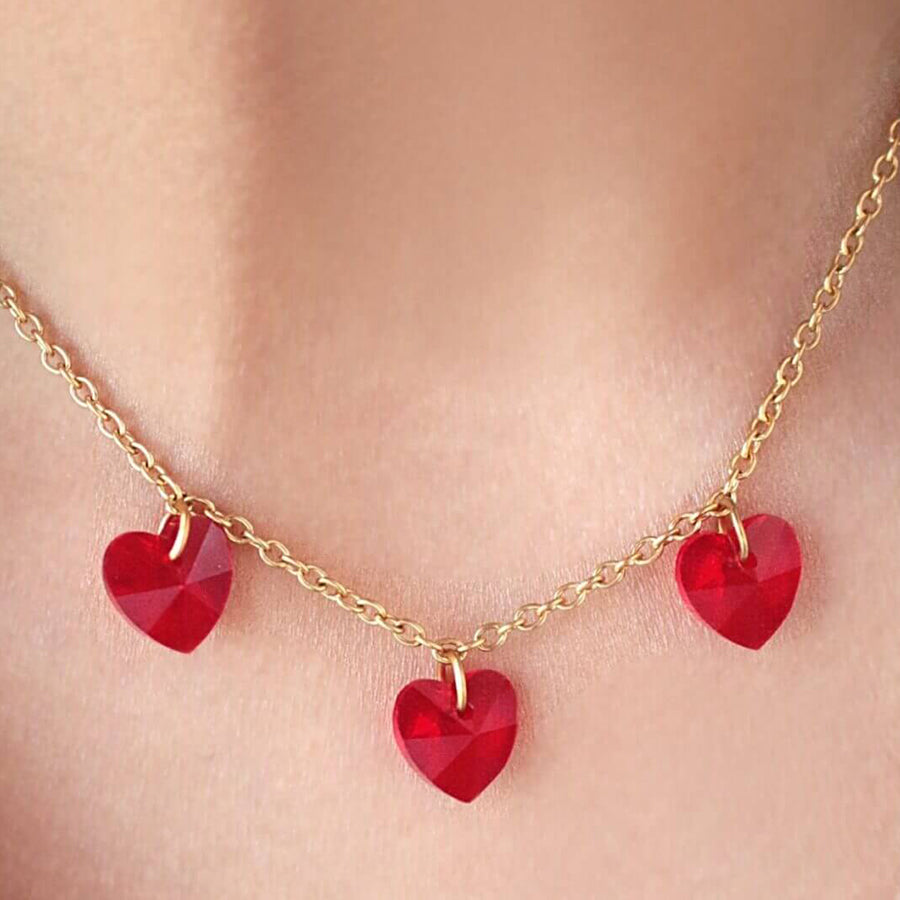 Kolmen Punaisen Lasikristallin 24-K Kullattu Sydänkaulakoru - Divine Dulcet