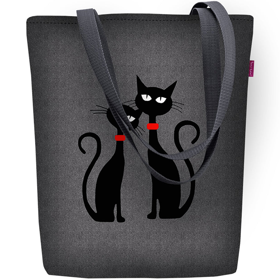 Black Cats on Bertonin kissalaukku. Hauskalla musta-harmaalla pohjalla teräväpiirtoiset kissat punaisine kaulapantoineen kassin kumminkin puolin.