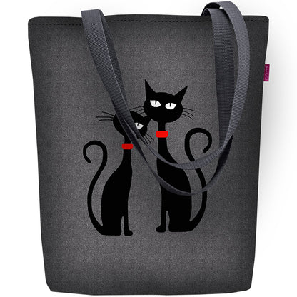 Black Cats on Bertonin kissalaukku. Hauskalla musta-harmaalla pohjalla teräväpiirtoiset kissat punaisine kaulapantoineen kassin kumminkin puolin.