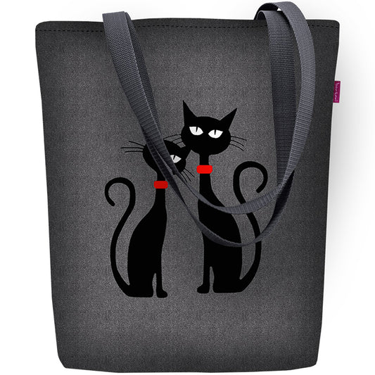 Black Cats on Bertonin kissalaukku. Hauskalla musta-harmaalla pohjalla teräväpiirtoiset kissat punaisine kaulapantoineen kassin kumminkin puolin.