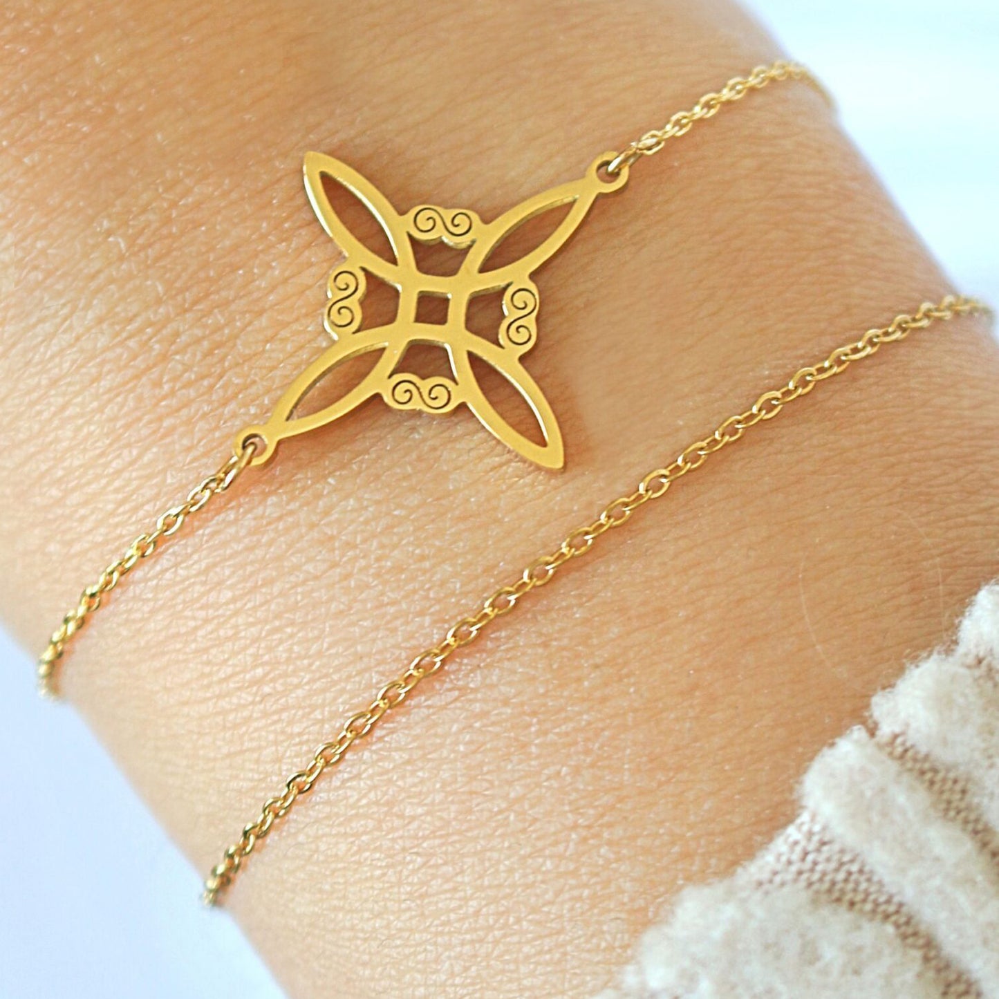 24-Karaatin Kullattu Noidansolmurannekkoru Amuletti Divine Dulcet